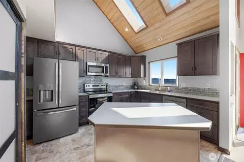 Kitchen - 14 S Beach Dr #H, Everett, WA 98206 photo 2 of 3