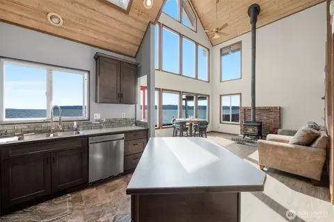 Kitchen - 14 S Beach Dr #H, Everett, WA 98206 photo 1 of 3