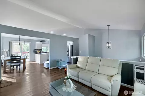 Living - 620 90th St SW, Everett, WA 98204 photo 1 of 3