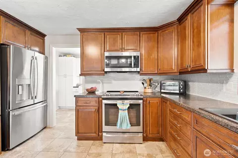 Kitchen - 361 E Anderson Rd, Sequim, WA 98382 photo 3 of 4