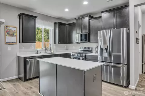 Kitchen - 963 Bondgard Ave, Enumclaw, WA 98022 photo 2 of 5