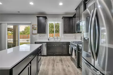 Kitchen - 963 Bondgard Ave, Enumclaw, WA 98022 photo 4 of 5