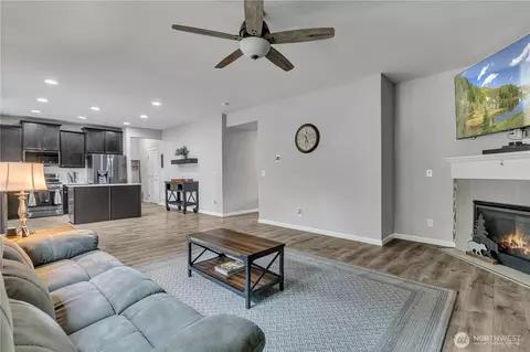Living - 963 Bondgard Ave, Enumclaw, WA 98022 photo 1 of 3