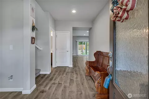 Entry Way - 963 Bondgard Ave, Enumclaw, WA 98022 photo 1 of 3