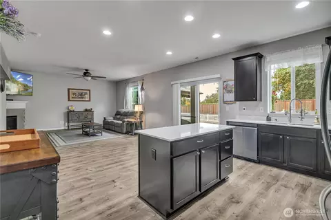 Kitchen - 963 Bondgard Ave, Enumclaw, WA 98022 photo 5 of 5