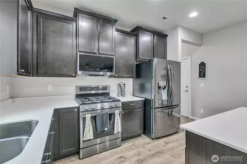 Kitchen - 963 Bondgard Ave, Enumclaw, WA 98022 photo 3 of 5