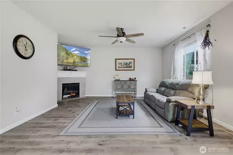 Living - 963 Bondgard Ave, Enumclaw, WA 98022 photo 3 of 3
