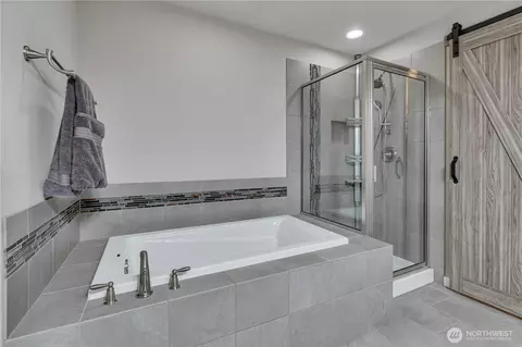 Bath - 963 Bondgard Ave, Enumclaw, WA 98022 photo 3 of 4
