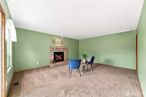 Living - 3060 Link Ave, Enumclaw, WA 98022 photo 3 of 4