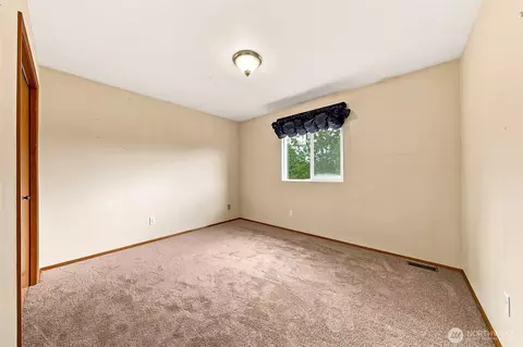 Bedroom - 3060 Link Ave, Enumclaw, WA 98022 photo 4 of 5