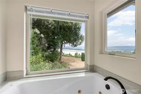 Bath - 1663 E State Route 4, Cathlamet, WA 98612 photo 3 of 5