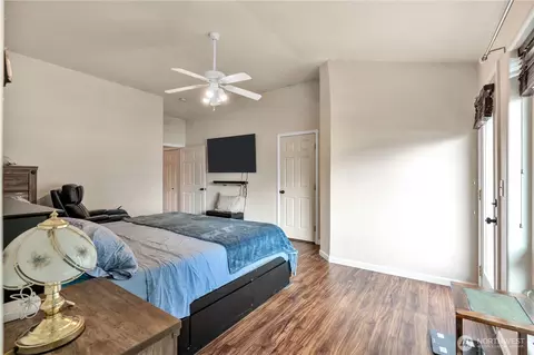 Bedroom - 1663 E State Route 4, Cathlamet, WA 98612 photo 3 of 5