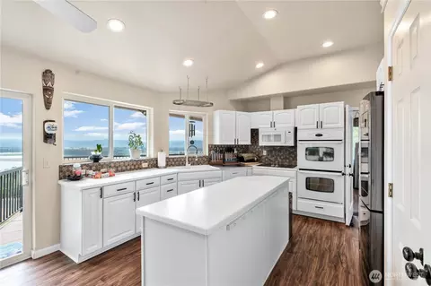 Kitchen - 1663 E State Route 4, Cathlamet, WA 98612 photo 1 of 3