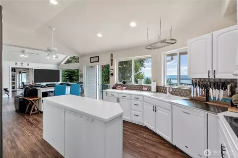 Kitchen - 1663 E State Route 4, Cathlamet, WA 98612 photo 2 of 3