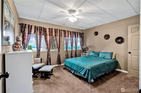 Bedroom - 1663 E State Route 4, Cathlamet, WA 98612 photo 4 of 5