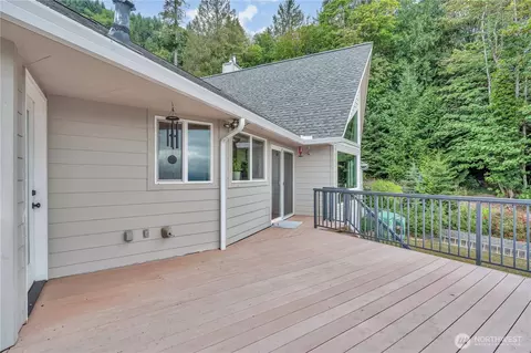 Exterior - 1663 E State Route 4, Cathlamet, WA 98612 photo 5 of 7