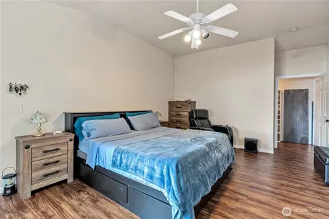 Bedroom - 1663 E State Route 4, Cathlamet, WA 98612 photo 2 of 5