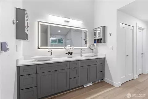 Bath - 16832 119th Pl NE, Bothell, WA 98011 photo 2 of 5