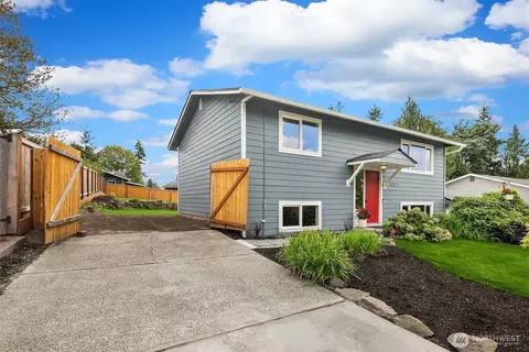 Exterior - 10125 NE 202nd St, Bothell, WA 98011 photo 2 of 11
