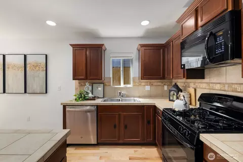 Kitchen - 14019 4th Pl W, Everett, WA 98208 photo 4 of 5