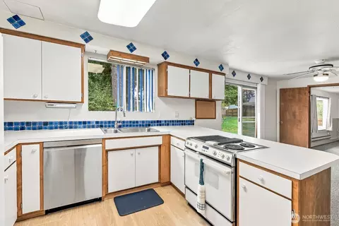 Kitchen - 2322 98th St SE, Everett, WA 98208 photo 1 of 3