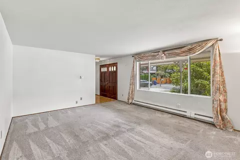Living - 2322 98th St SE, Everett, WA 98208 photo 1 of 7
