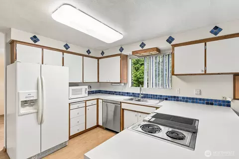 Kitchen - 2322 98th St SE, Everett, WA 98208 photo 2 of 3