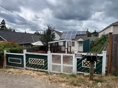 913 Charlotte Ave W, Bremerton, WA 98312
