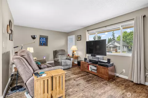 Living - 282 25th Ave, Longview, WA 98632 photo 1 of 2