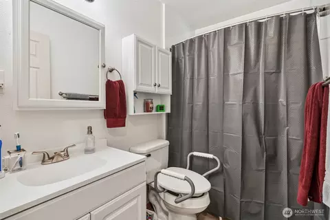 Bath - 282 25th Ave, Longview, WA 98632 photo 1 of 1