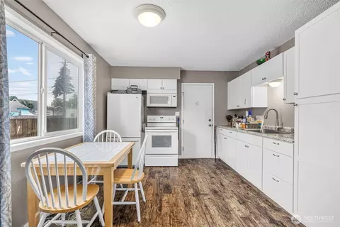 Kitchen - 282 25th Ave, Longview, WA 98632 photo 1 of 1