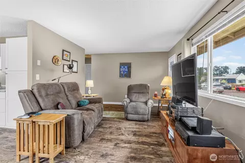 Living - 282 25th Ave, Longview, WA 98632 photo 2 of 2