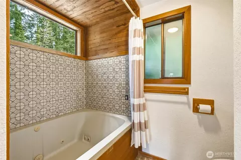 Bath - 40215 278th Ave SE, Enumclaw, WA 98022 photo 2 of 4