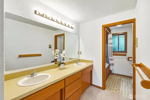 Bath - 40215 278th Ave SE, Enumclaw, WA 98022 photo 1 of 4