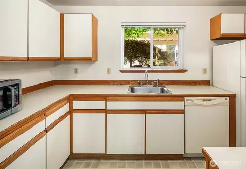 Kitchen - 10838 E Riverside Dr #C102, Bothell, WA 98011 photo 2 of 4