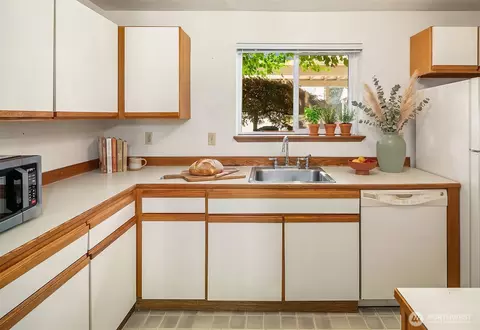 Kitchen - 10838 E Riverside Dr #C102, Bothell, WA 98011 photo 3 of 4