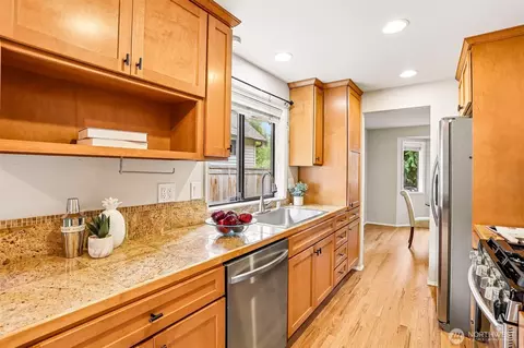 Kitchen - 14502 104th Ave NE, Bothell, WA 98011 photo 2 of 3