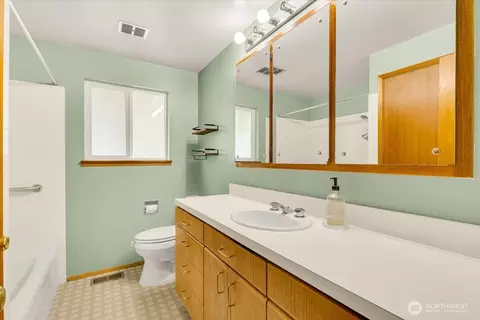 Bath - 8602 Maple Ln, Edmonds, WA 98026 photo 1 of 3