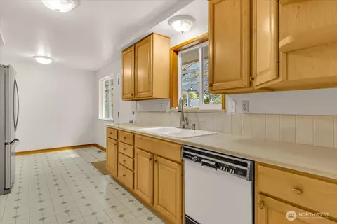 Kitchen - 8602 Maple Ln, Edmonds, WA 98026 photo 2 of 4