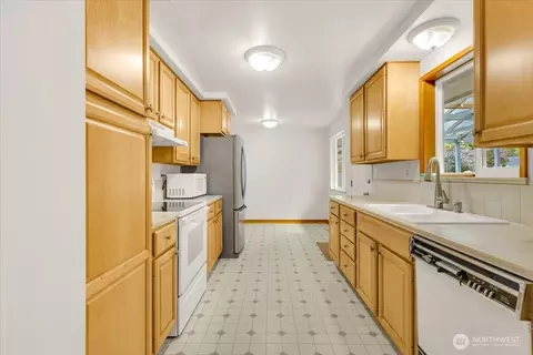 Kitchen - 8602 Maple Ln, Edmonds, WA 98026 photo 1 of 4
