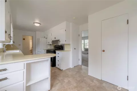 Kitchen - 648 Smith St, Monroe, WA 98272 photo 2 of 5