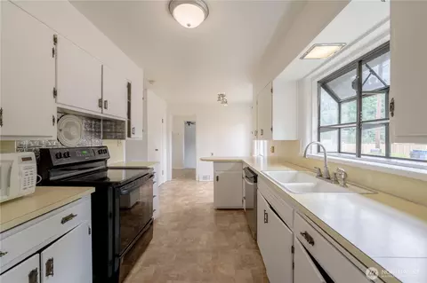 Kitchen - 648 Smith St, Monroe, WA 98272 photo 5 of 5