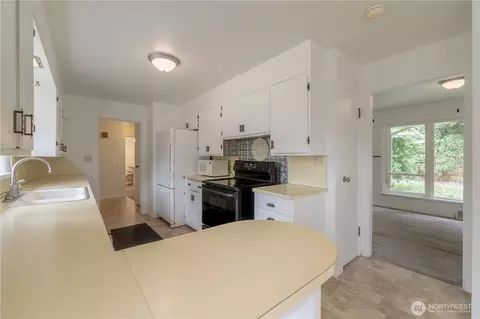 Kitchen - 648 Smith St, Monroe, WA 98272 photo 4 of 5
