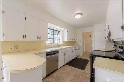 Kitchen - 648 Smith St, Monroe, WA 98272 photo 3 of 5