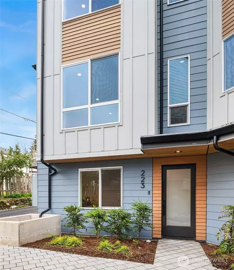 215 NE 75th St, Seattle, WA 98115