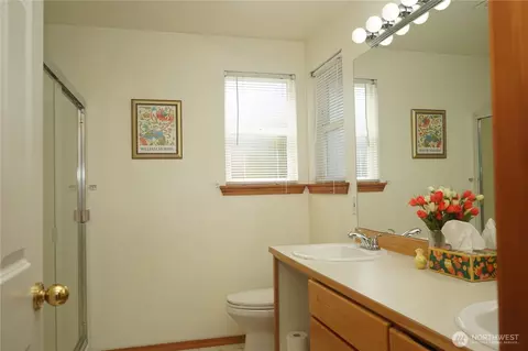 Bath - 10115 6th Dr SE #B, Everett, WA 98208 photo 2 of 3
