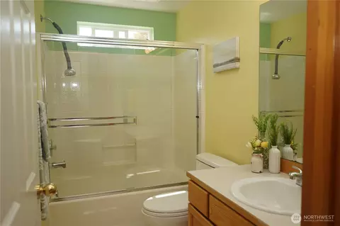 Bath - 10115 6th Dr SE #B, Everett, WA 98208 photo 3 of 3