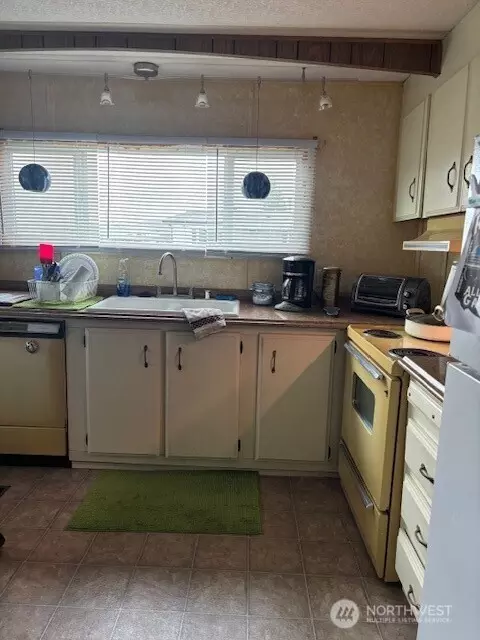 Kitchen - 1137 Spruce Dr, Enumclaw, WA 98022 photo 1 of 2