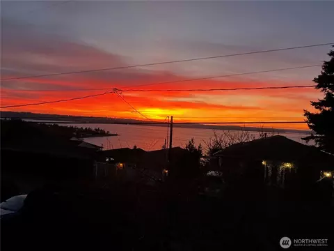 6121 Madrona Dr NE, Tacoma, WA 98422