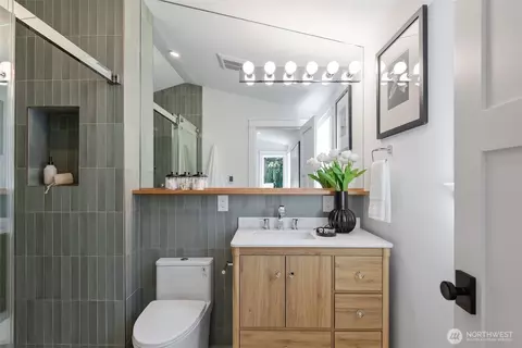 Bath - 1743 26th Ave E, Seattle, WA 98112 photo 1 of 3